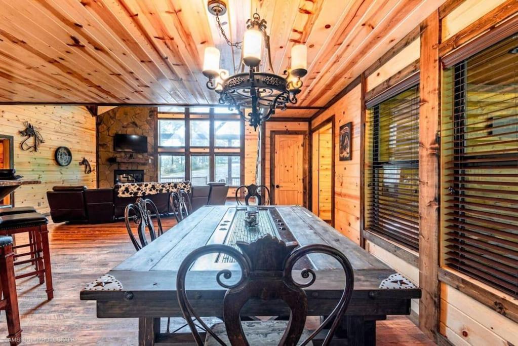 Iron Horse Lodge Sleeps 18, Games, Fire Pit, Hot Tub, Ev, More Broken Bow Exterior foto