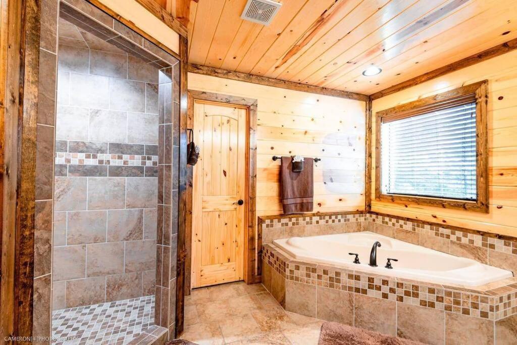 Iron Horse Lodge Sleeps 18, Games, Fire Pit, Hot Tub, Ev, More Broken Bow Exterior foto