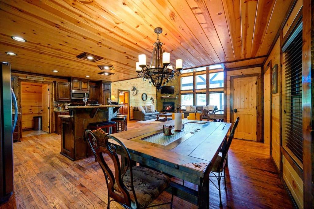 Iron Horse Lodge Sleeps 18, Games, Fire Pit, Hot Tub, Ev, More Broken Bow Exterior foto