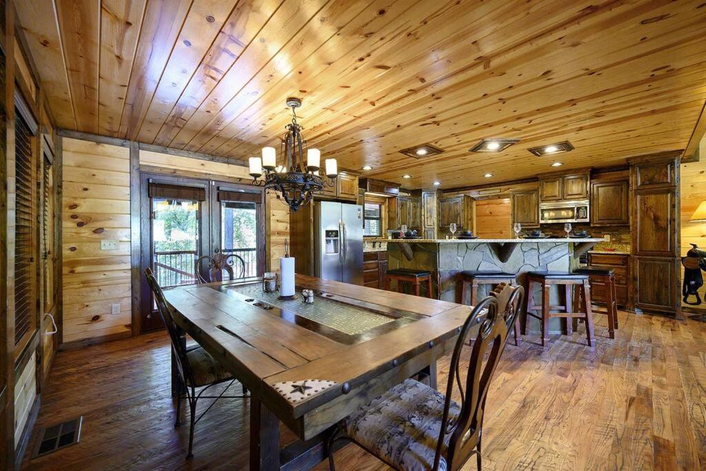Iron Horse Lodge Sleeps 18, Games, Fire Pit, Hot Tub, Ev, More Broken Bow Exterior foto